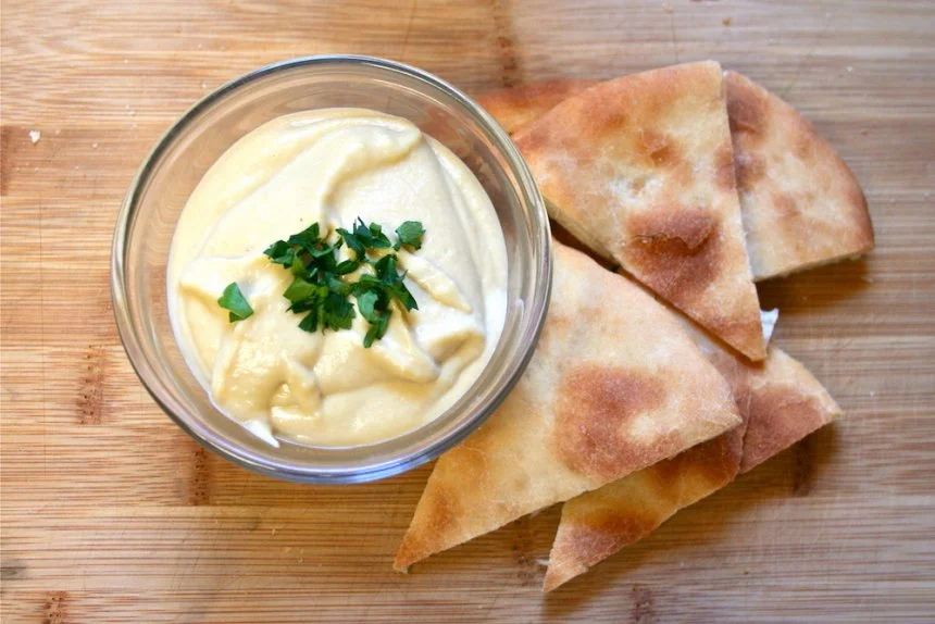 Hummus con pan de pita  The cook monkeys